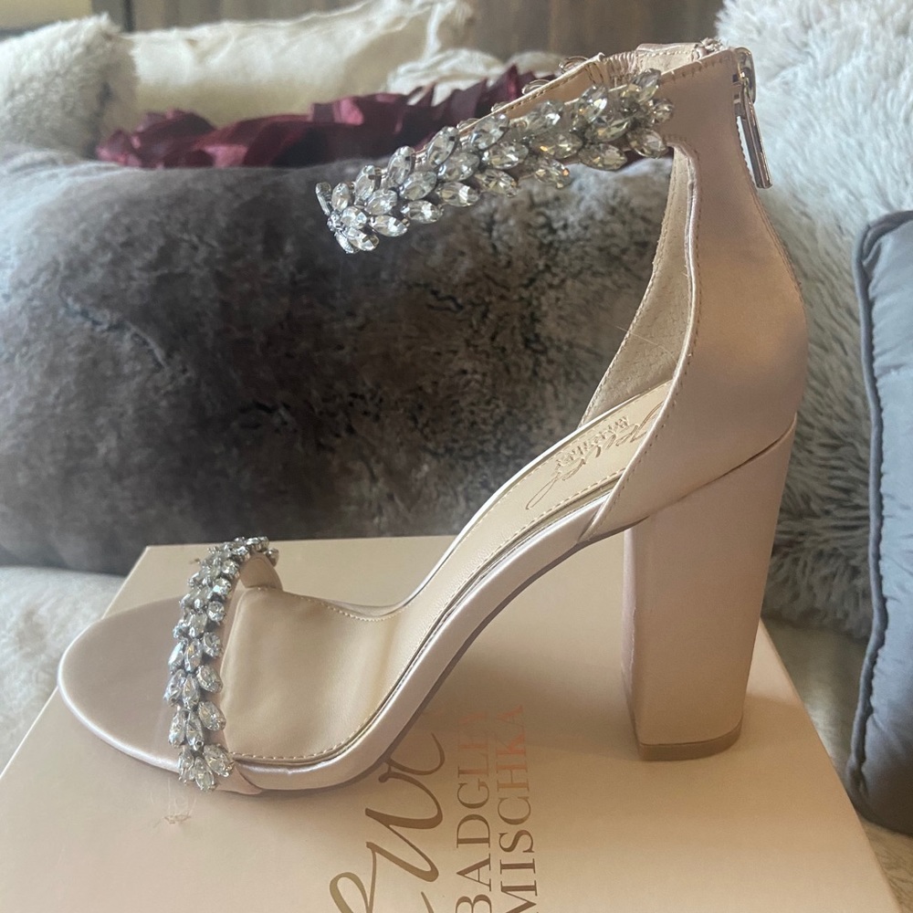 NEVER WORN - Jewel Badgley Mischka Heels - size 8